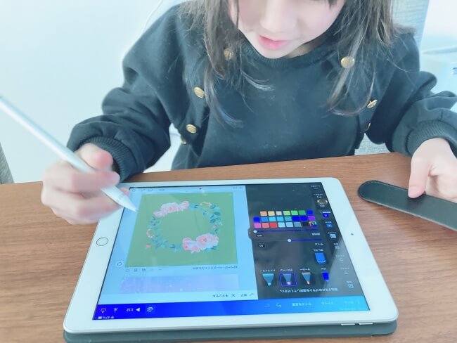 iPadで絵を描く子供